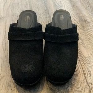 CROCS Sarah Triple Comfort Suede Clog